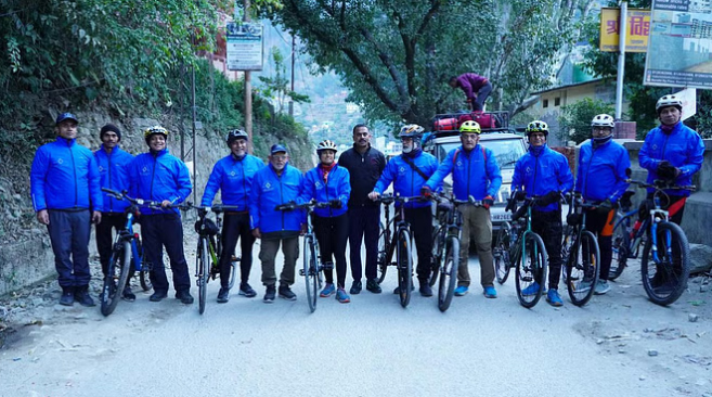 रिटायर्ड सैन्य अधिकारियों का साइकिल से ‘उत्तरकाशी टू महाकुंभ’ अभियान, प्लास्टिक मुक्त गंगा का देंगे संदेश