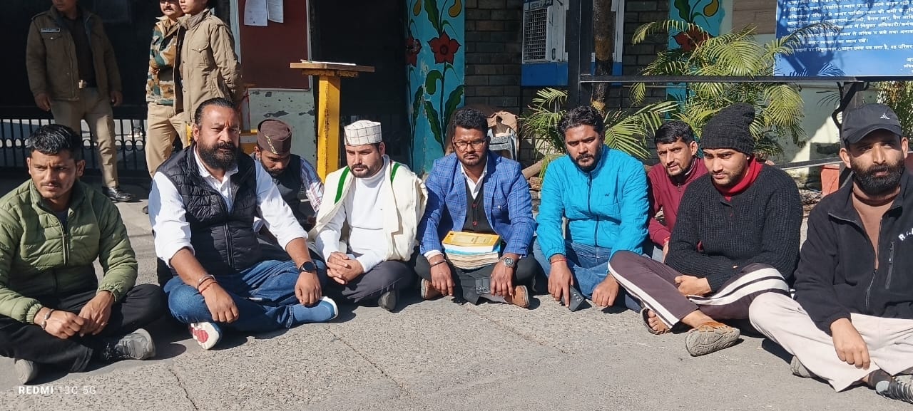 नोटों से भरा बैग लेकर सचिवालय पहुंचे त्रिभुवन चौहान और बौबी पंवर… जानिये क्या है पूरा मामला