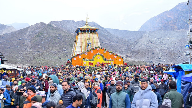 केदारनाथ धाम में फिर गूंजी शिव आराधना, कपाट खुलने पर बंधा श्रद्धा का सैलाब