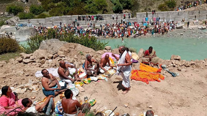 माणा गाँव:  12 साल बाद फिर सजा पुष्कर कुंभ, श्रद्धालुओं की उमड़ी आस्था की भीड़