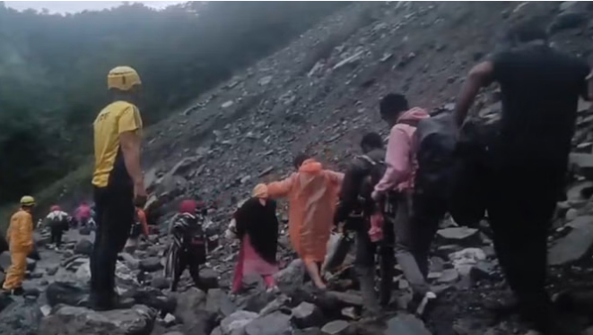 भारी बारिश से केदारनाथ रास्ते में भूस्खलन, 40 श्रद्धालु फंसे, SDRF ने किया रेस्क्यू