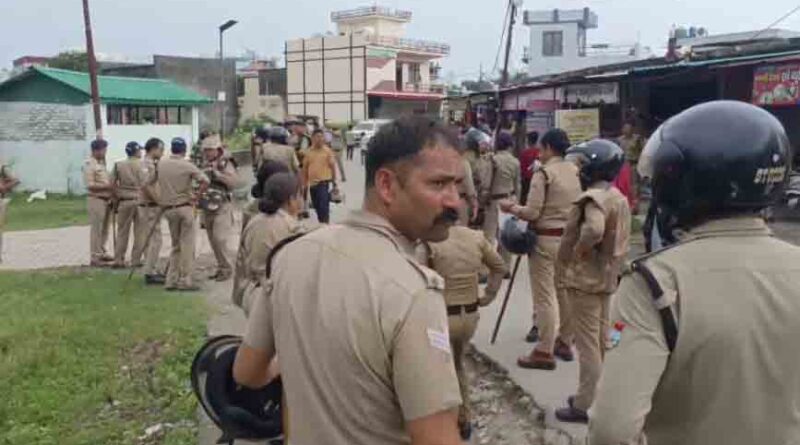 ऋषिकेश: चूड़ियां फेंककर महिलाओं ने जताया विरोध, प्रशासन पर कार्रवाई में ढिलाई का आरोप