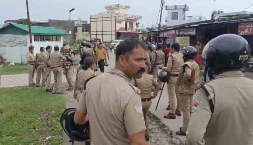 ऋषिकेश: चूड़ियां फेंककर महिलाओं ने जताया विरोध, प्रशासन पर कार्रवाई में ढिलाई का आरोप
