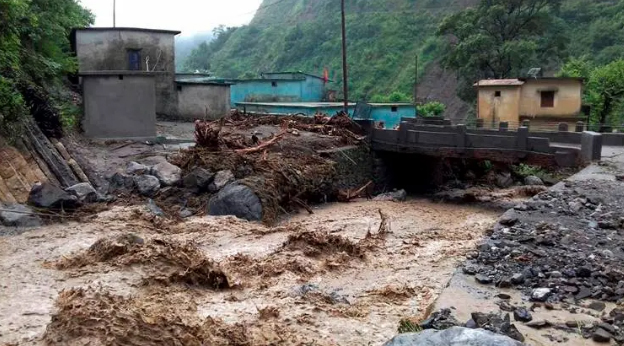 उत्तराखंड में देर रात से भारी बारिश… देहरादून और पौड़ी में स्कूल बंद, 27 सड़कों पर यातायात हुआ ठप