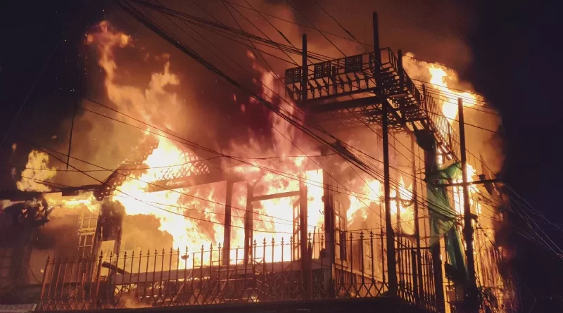 नैनीताल के ओल्ड लंदन हाउस में लगी भीषण आग, महिला की दर्दनाक मौत