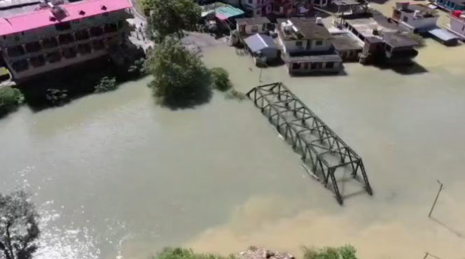 उत्तरकाशी: स्याना चट्टी में झील बनी आफत: यमुनोत्री हाईवे का पुल डूबा, 12 गांव कटे