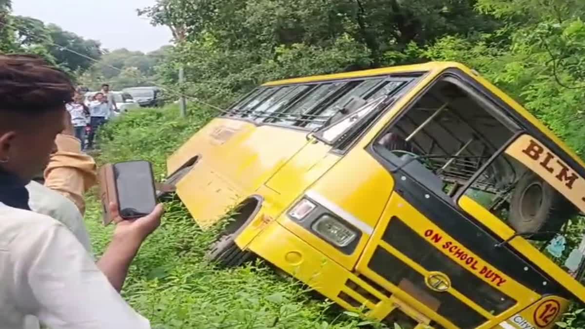 उत्तराखंड में भीषण सड़क हादसा, अनियंत्रित स्कूल बस सड़क के किनारे खाई में गिरी, मचा हड़कंप…कई बच्चे घायल