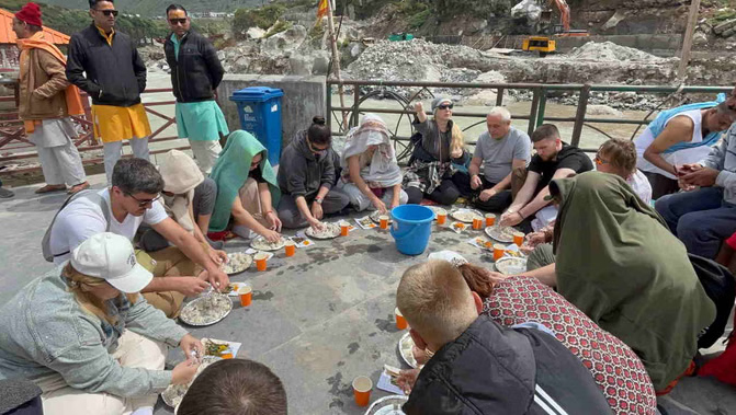 बदरीनाथ में ब्रह्मकपाल: विदेशी श्रद्धालुओं की बढ़ती आस्था, क्यों खास है यह स्थान