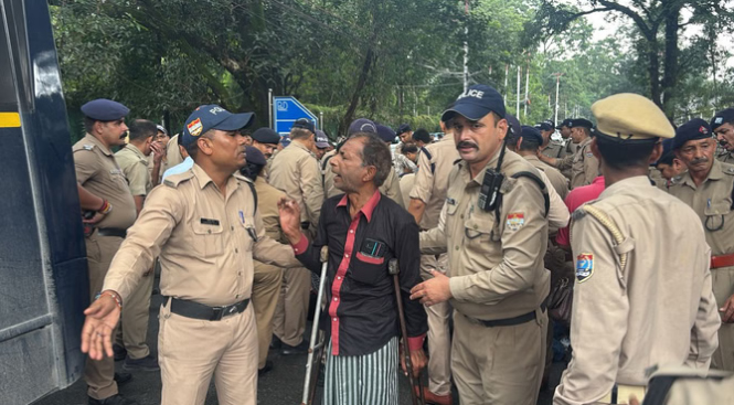 देहरादून: पेंशन वृद्धि व आयोग गठन की मांग पर दिव्यांगों का हंगामा, पुलिस से धक्का-मुक्की