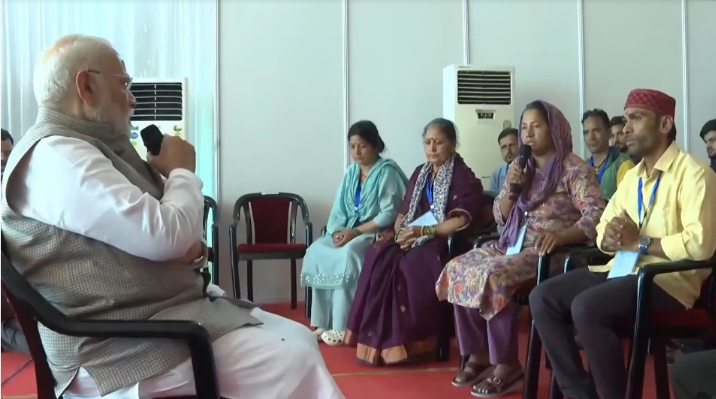 देहरादून में आपदा प्रभावितों से मिले प्रधानमंत्री मोदी, आंखों में आंसू देख हुए भावुक