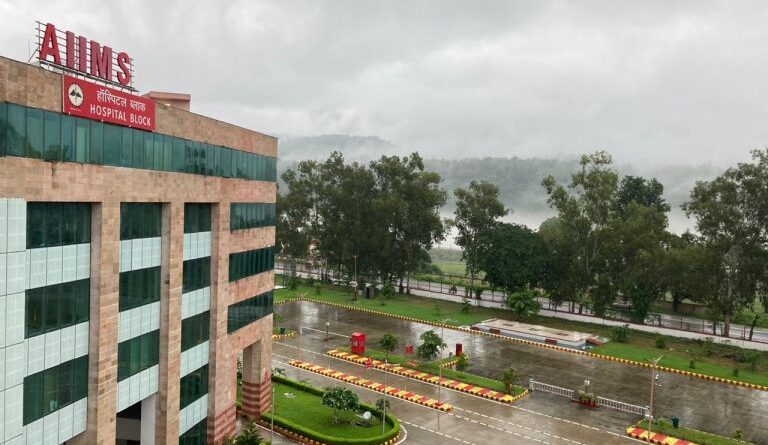 घोटाला: ऋषिकेश एम्स में 2.73 करोड़ की हेराफेरी, पूर्व निदेशक सहित 3 पर केस दर्ज