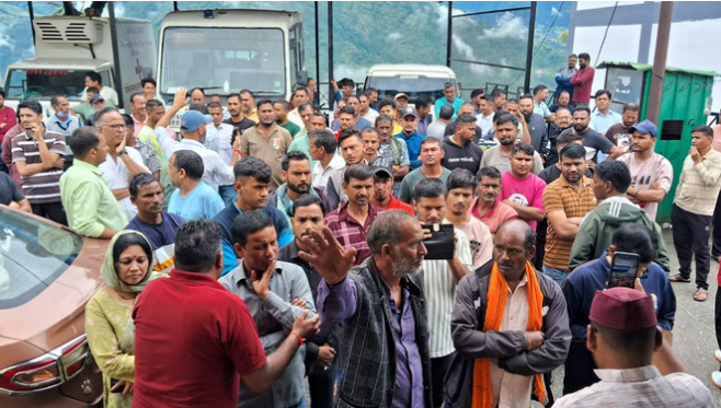 गोपेश्वर जिला अस्पताल में प्रसव के दौरान महिला की मौत, नवजात की हालत नाजुक, वेंटिलेटर पर रखा गया शिशु