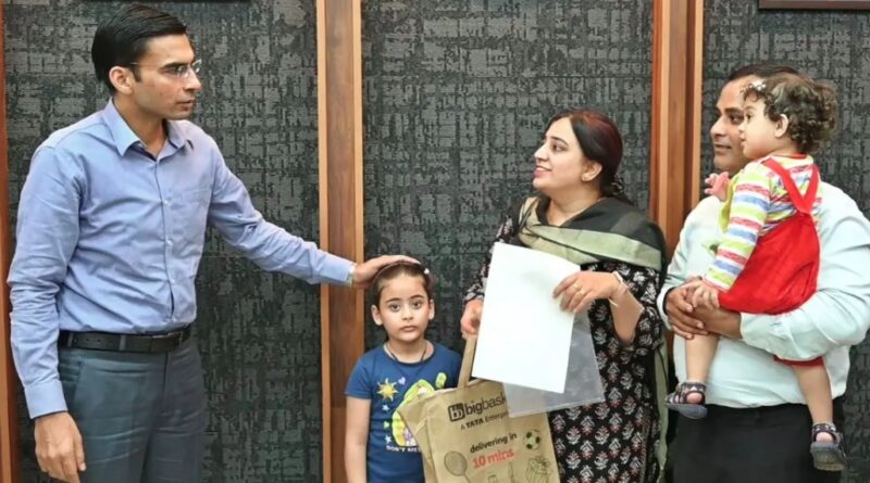 डीएम सविन बंसल के हस्तक्षेप से शिक्षिका को मिला लंबित वेतन और प्रमाण पत्र