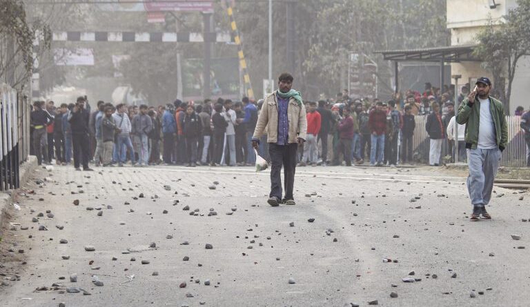 ऋषिकेश: जमीन छिनने के डर ने भड़काया आक्रोश, रेलवे ट्रैक जाम कर पुलिस पर पथराव