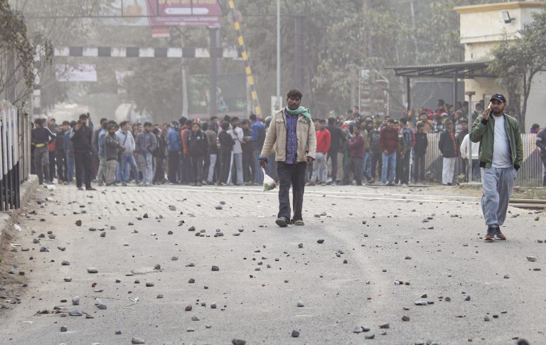 ऋषिकेश: जमीन छिनने के डर ने भड़काया आक्रोश, रेलवे ट्रैक जाम कर पुलिस पर पथराव