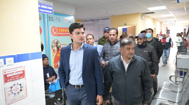 रुद्रप्रयाग: बिना बताए जिला अस्पताल पहुंचे DM, CT स्कैन और सर्जरी यूनिट पर बड़ा फैसला