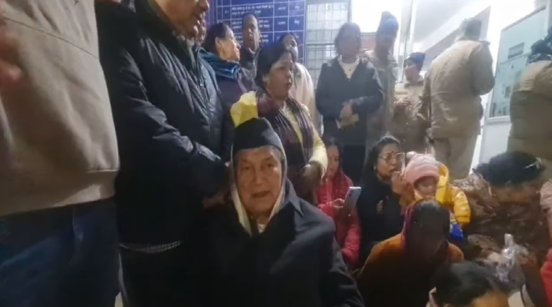 खेल मंत्री के पति के बयान पर महिला कांग्रेस का आक्रोश, डालनवाला थाने में देर रात तक धरना