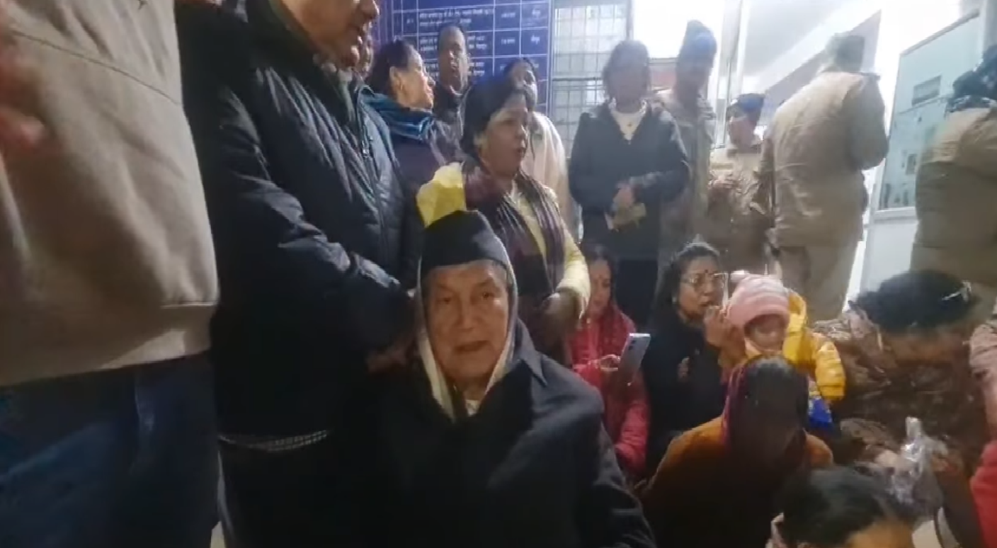 खेल मंत्री के पति के बयान पर महिला कांग्रेस का आक्रोश, डालनवाला थाने में देर रात तक धरना
