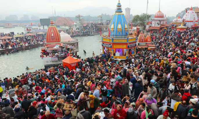 घने कोहरे और कड़ाके की ठंड के बीच आस्था की गर्माहट, गंगा घाटों पर उमड़ा मकर संक्रांति स्नान का सैलाब
