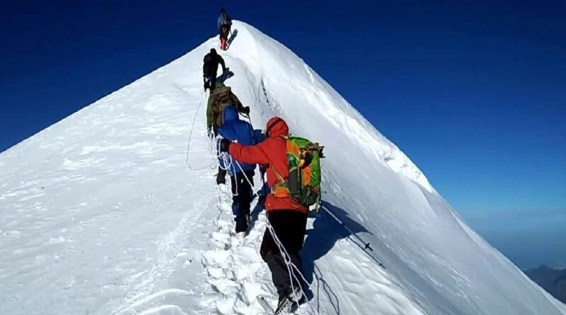 उत्तराखंड में साहसिक पर्यटन को नई उड़ान: पर्वतारोहण के लिए 83 हिमालयी चोटियां शुल्क मुक्त घोषित