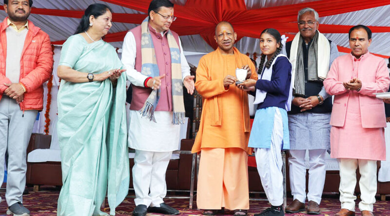 जब अपने स्कूल पहुंचे सीएम योगी आदित्यनाथ, नए भवन का किया लोकार्पण, सीएम धामी की खुलकर सराहना