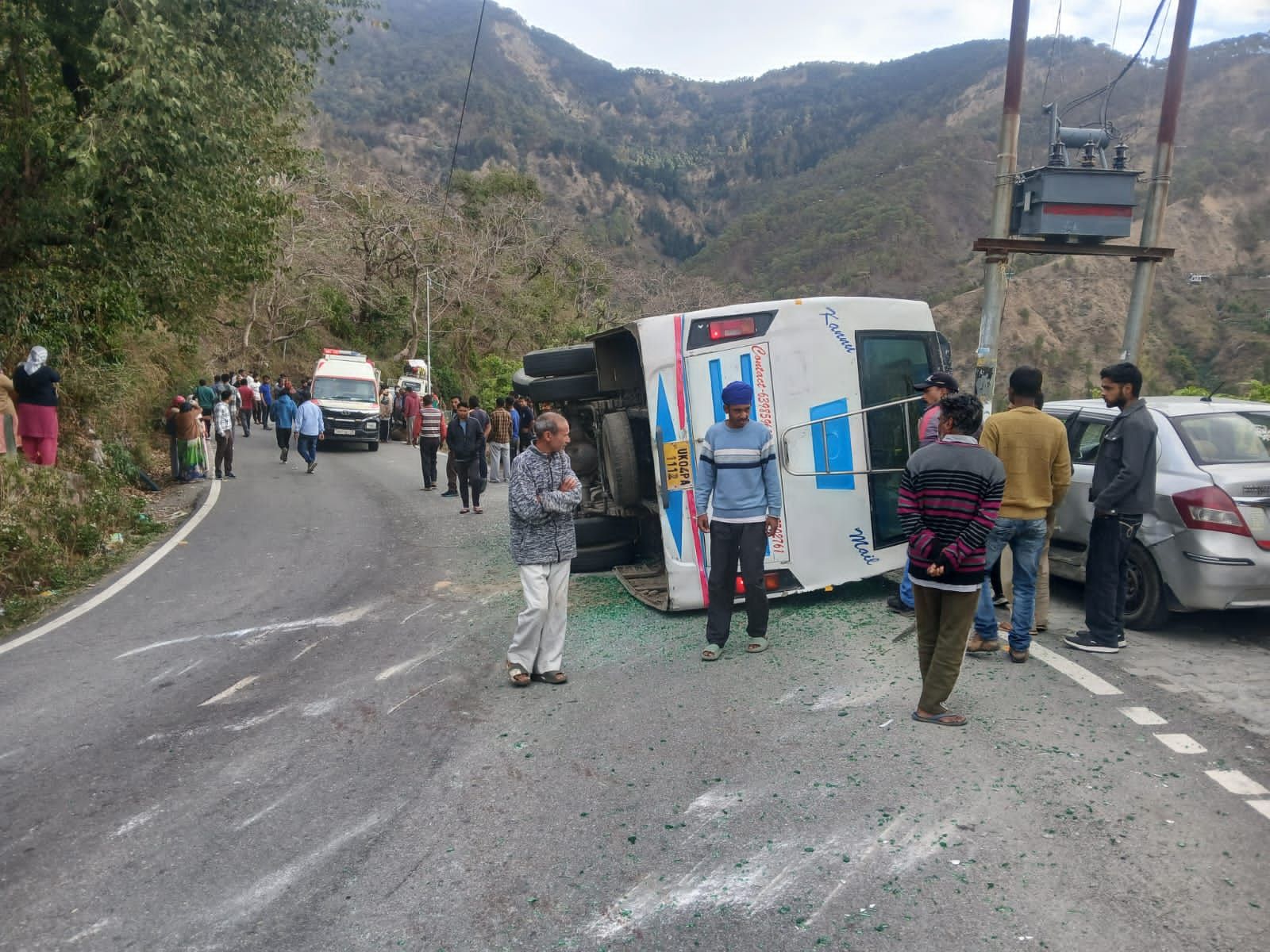 नैनीताल: अनियंत्रित होकर सड़क पर पलटी बस, एक की गई जान, 8 की हालत नाजुक
