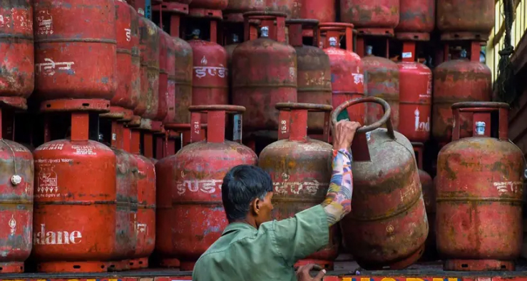 देहरादून में LPG संकट के बीच नई व्यवस्था लागू, डीएम के आदेश पर सिर्फ होम डिलीवरी से मिलेगी गैस