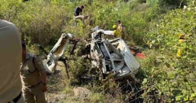 टिहरी: चंबा-कोटी कॉलोनी मार्ग पर दर्दनाक हादसा: खाई में गिरी गाड़ी, 8 की मौत, 2 गंभीर घायल