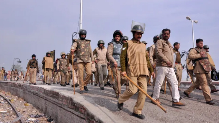 देहरादून में भजन सुनने पर विवाद: हिंदू महिला की पिटाई का आरोप, काली सेना ने किया हनुमान चालीसा पाठ
