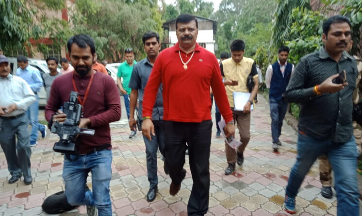 ओवरटेक विवाद: जातिसूचक टिप्पणी और धमकी के आरोपों में घिरे पूर्व विधायक चैंपियन, पुलिस जांच शुरू