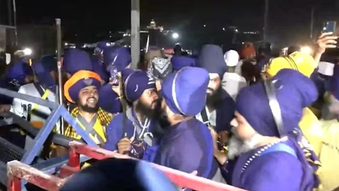 देहरादून में निहंगों के कूच के बाद हाई अलर्ट: पुलिस की चौकसी तेज, रातभर अफसरों ने किया फ्लैग मार्च