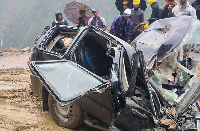 पिथौरागढ़ में दर्दनाक हादसा: बोलेरो पर पहाड़ी से गिरा विशाल बोल्डर, दो लोगों की मौत