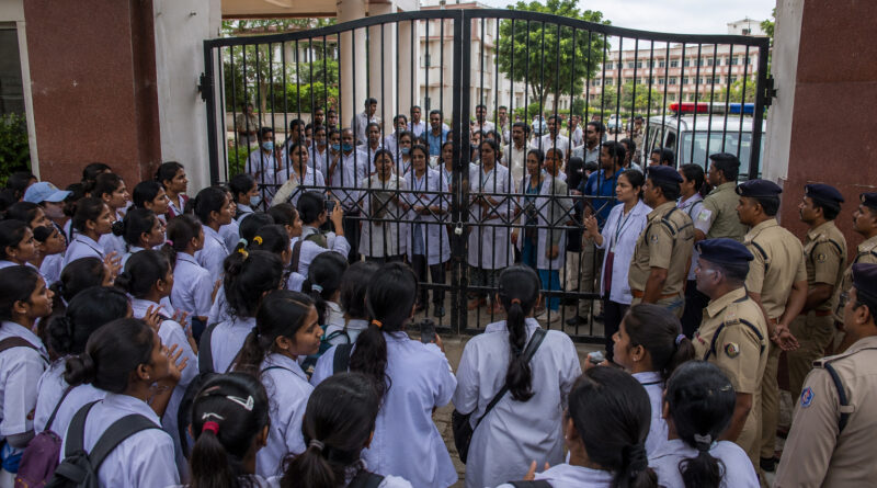 आईएनसी मान्यता विवाद: नर्सिंग कॉलेज में छात्रों का हंगामा, 4 घंटे तक शिक्षक और स्टाफ रहे अंदर