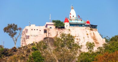 हरिद्वार: चढ़ावे में पारदर्शिता के लिए मनसा देवी मंदिर का बड़ा फैसला, पुजारियों के पहनावे में बदलाव