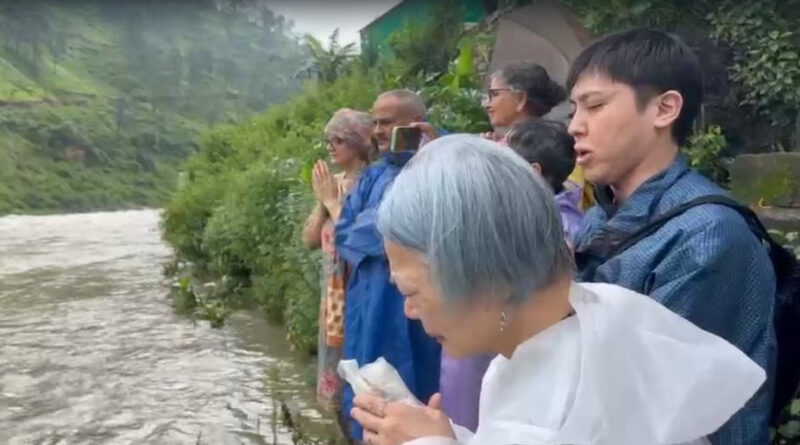 सात समंदर पार से बागेश्वर पहुंची पत्नी, अमेरिकी पति की आखिरी इच्छा को दिया अंतिम रूप