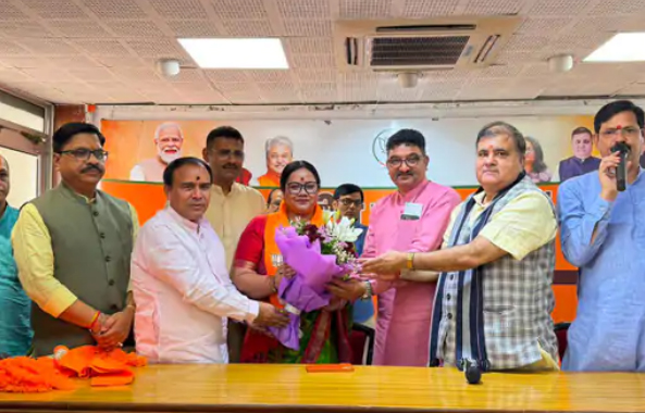 उत्तराखंड की राजनीति में बड़ा फेरबदल, श्रीनगर की निर्दलीय मेयर समेत 10 पार्षद भाजपा में शामिल