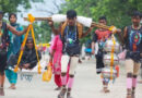 हरिद्वार में दिखी श्रवण कुमार की मिसाल, नातियों ने 115 वर्षीय दादी को कांवड़ में बैठाकर कराई यात्रा