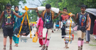 हरिद्वार में दिखी श्रवण कुमार की मिसाल, नातियों ने 115 वर्षीय दादी को कांवड़ में बैठाकर कराई यात्रा