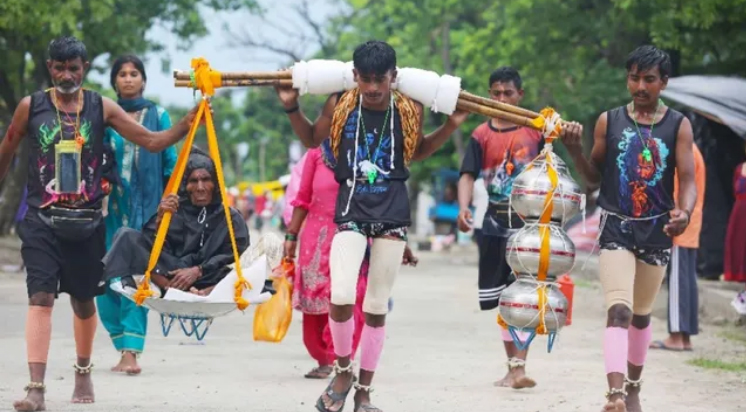 हरिद्वार में दिखी श्रवण कुमार की मिसाल, नातियों ने 115 वर्षीय दादी को कांवड़ में बैठाकर कराई यात्रा