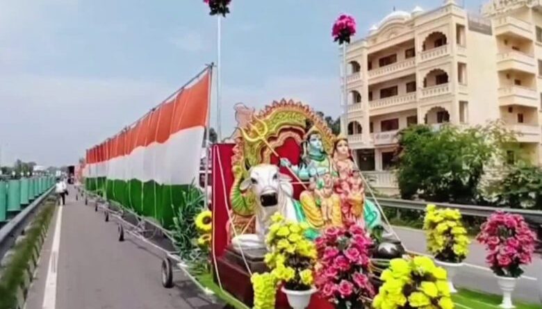 हरिद्वार: आस्था के साथ राष्ट्रभक्ति का संगम, 221 फीट की तिरंगा कांवड़ ने हर किसी का जीता दिल