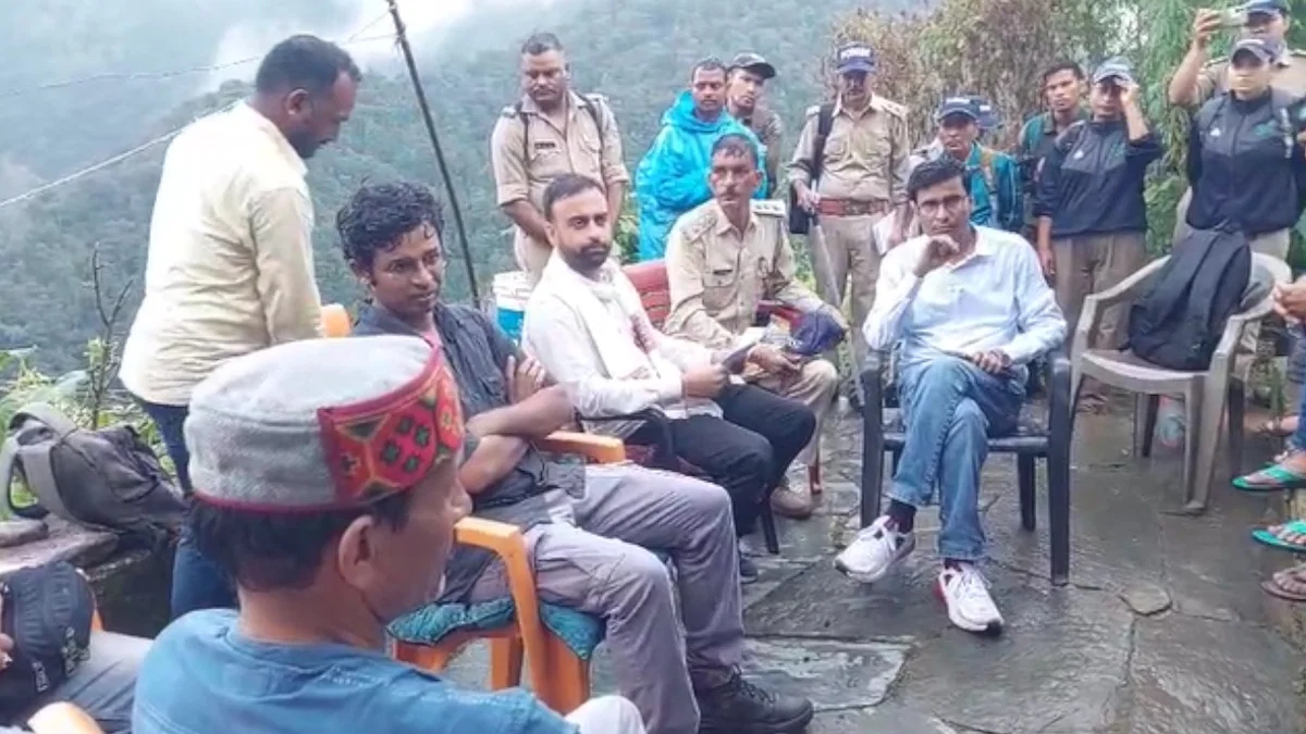 कर्णप्रयाग: सकंड गांव की सड़क समस्या पर प्रशासन का बड़ा कदम; 9 किमी पैदल चलकर पहुंचे DFO और SDM, ग्रामीणों को दिया लिखित आश्वासन