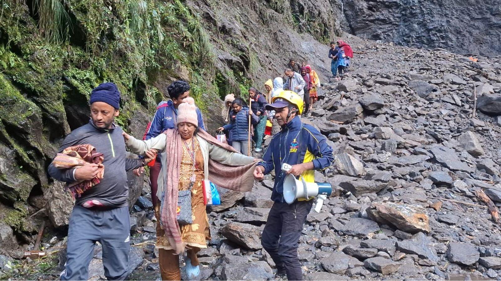 केदारनाथ धाम मार्ग पर भूस्खलन का बड़ा खतरा: 600 से अधिक पशु और सैकड़ों तीर्थयात्रियों को SDRF ने बचाया