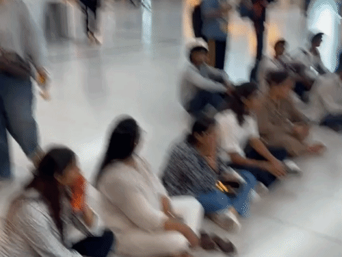 स्पाइसजेट की दो दुबई उड़ानें 24 घंटे से अधिक विलंबित: दिल्ली एयरपोर्ट पर 200 यात्रियों ने किया प्रदर्शन, सिस्टम पर उठे सवाल