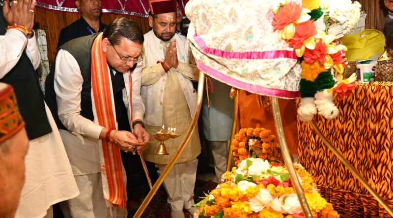 प्रधानमंत्री नरेंद्र मोदी के सार्वजनिक जीवन और राष्ट्र सेवा के 25 वर्ष पूर्ण होने पर सीएम धामी ने काशी विश्वनाथ मंदिर में की विशेष पूजा